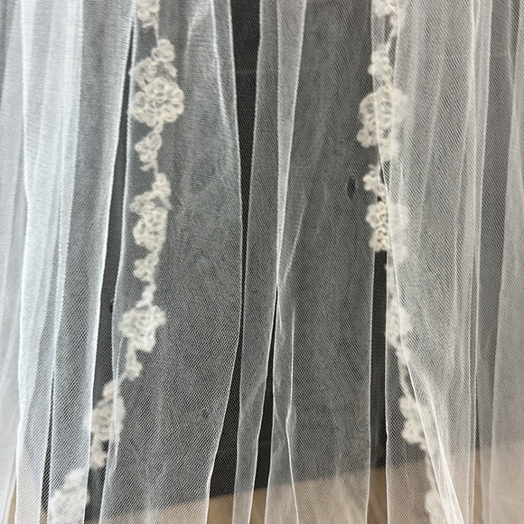 Sara Gabriel Floral Lace Chelsea Veil, pale ivory 90 inches - Picture 4 of 12